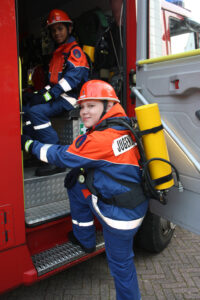 Kind steigt mit PA-Attrappe in LF10 2. Kind sitzt im Fz